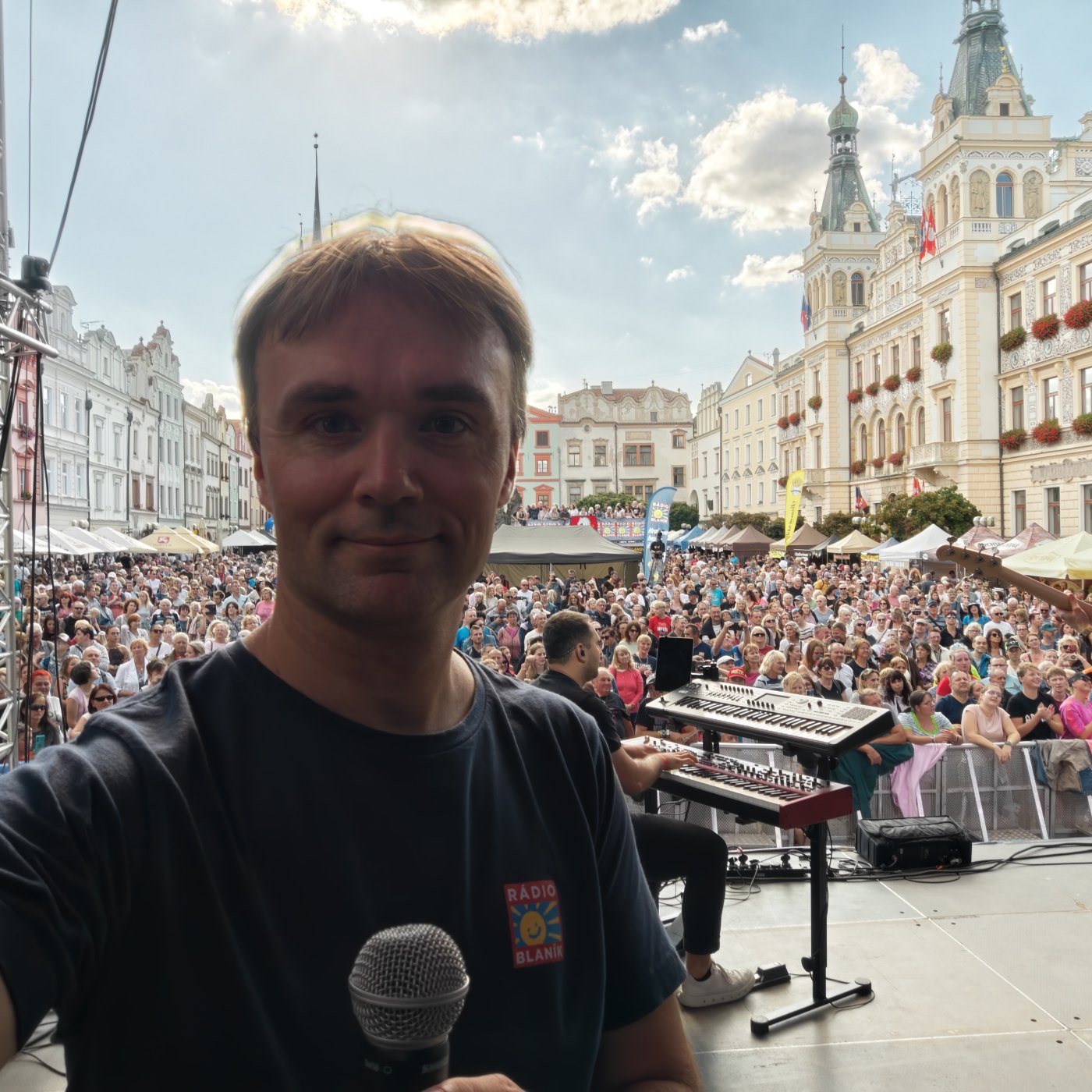 Jiří Fröhlich moderuje na pardubickém Pernštýnském náměstí
