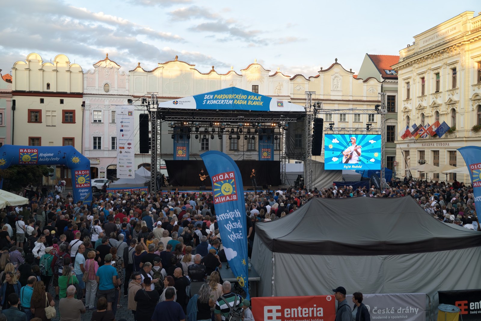 Pernštýnské náměstí v Pardubicích při koncertu Rádia Blaník